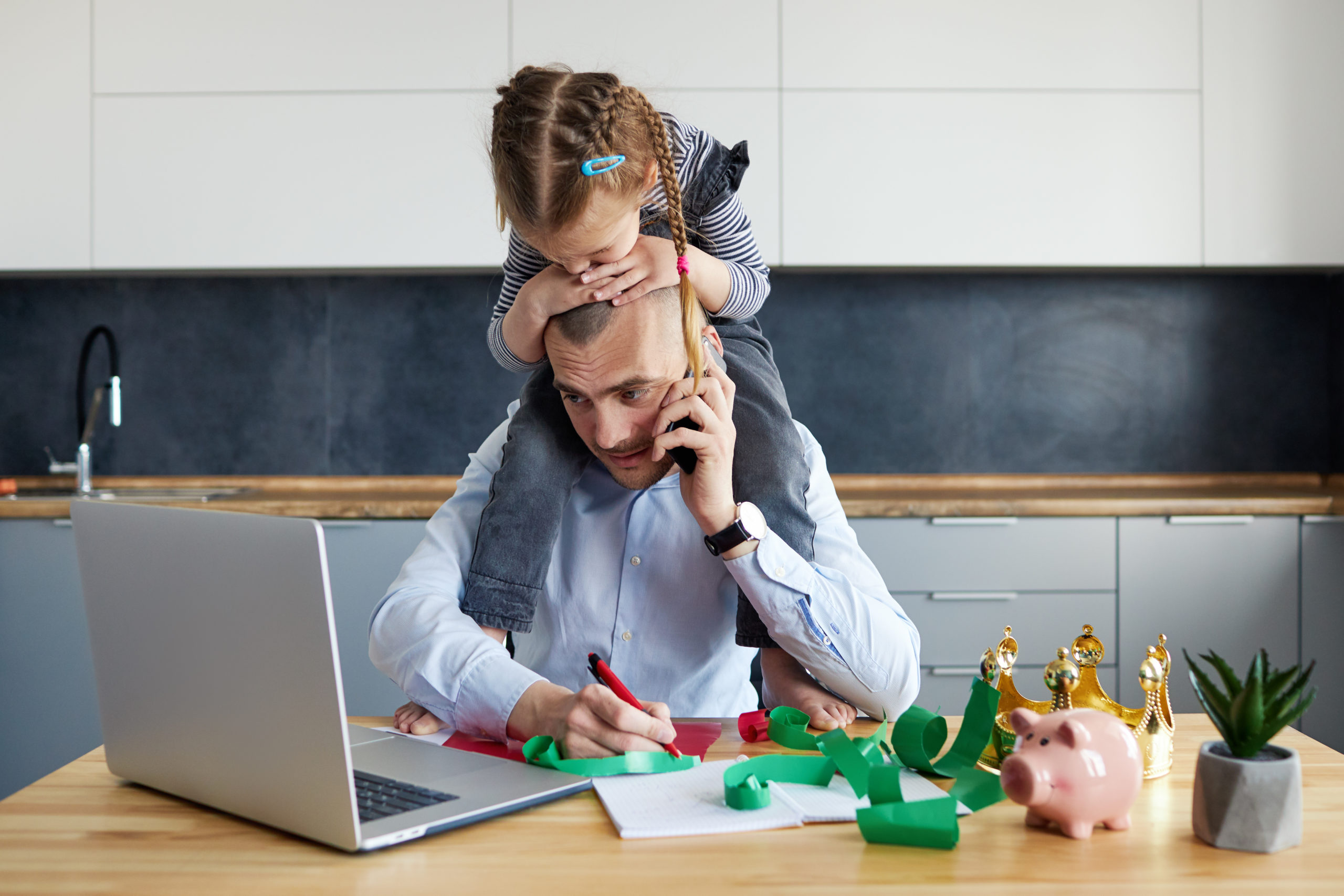 Семья работа дети. Работа удаленно трудность. Father goes to work from Home. Father's work. Your father at work.