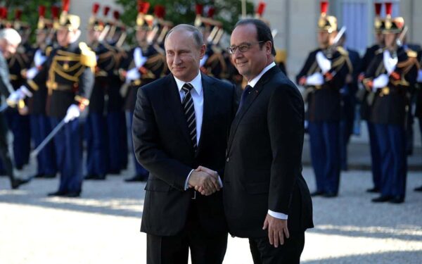 François Hollande and Vladimir Putin in 2015 (via Пресс-служба Президента России/ Wikimedia Commons)