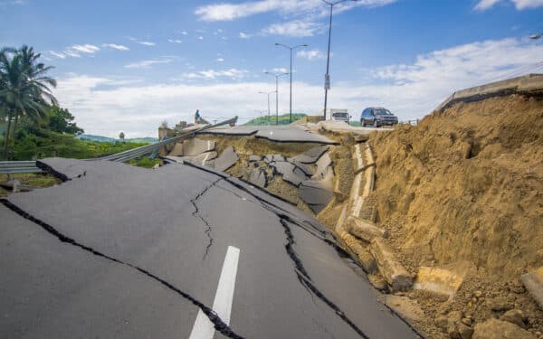 Cracked road/ earthquake