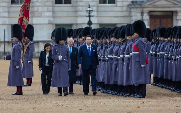The ceremonial welcome of the President of the Republic of Korea, Yoon Suk Yeo, by King Charles III at Horse Guards Parade. (via Simon Walker / No 10 Downing Street)