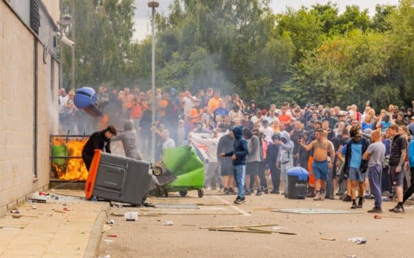 Rioters clash with police outside a Holiday Inn Express in Rotherham housing asylum seekers (via Milo Chandler / Alamy)