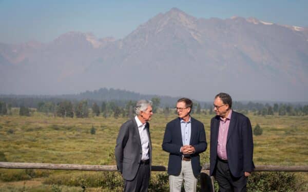 Federal Reserve Chairman Jerome Powell, left, Governor of the Bank of Canada Tiff Macklem, center, and Governor of the Bank of England Andrew Bailey chat outside of the Jackson Hole Economic Symposium (AP Photo/Amber Baesler via Alamy)