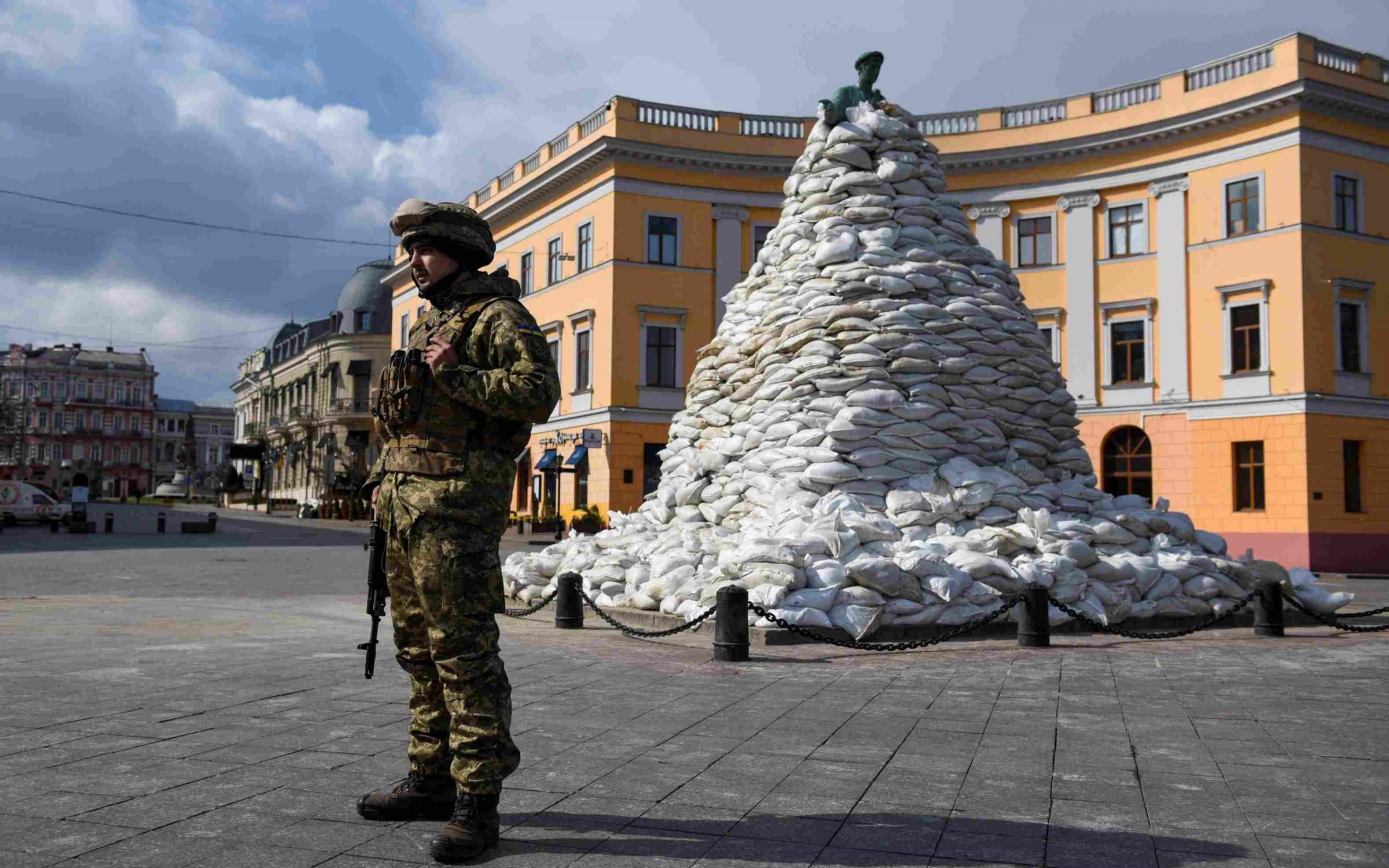 A Ukrainian soldier stands guard next to a monument of the city founder Duke de Richelieu, covered with sand bags for protection, amid Russia's invasion of Ukraine, in Odessa, Ukraine, March 10, 2022. REUTERS/Alexandros Avramidis