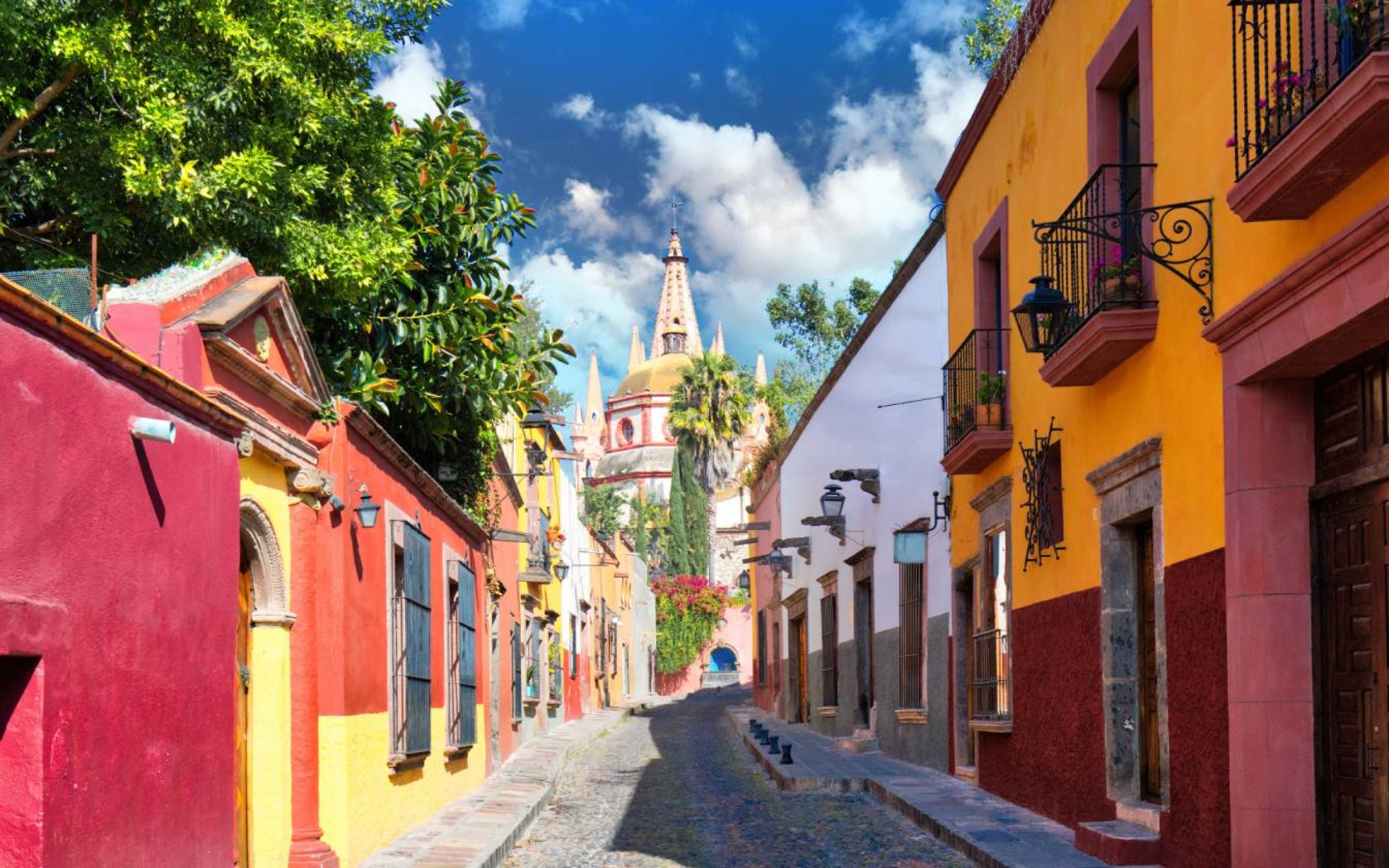 Mexico, Colorful buildings and streets of San Miguel de Allende in historic city center